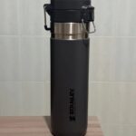 TU MERECE SUA ÁGUA GELADA Garrafa Térmica Quick Flip Stanley Preto 710ml   DE 26…