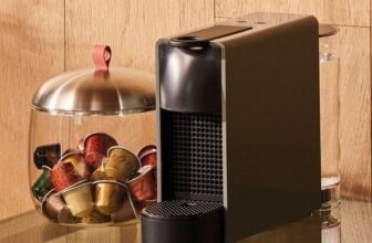 CAFÉZIN NÃO TEM HORA NÉ? ☕️ Cafeteira Nespresso Essenza Mini…