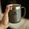 PARA QUEM AMA UM CAFÉZIN QUENTE Camp Mug Stanley 354mL Cor Hammertone Green DE 1…