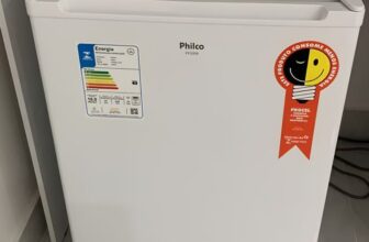 COM UM DESSE NO QUARTO TU NUNCA MAIS VÊ A LUZ DO DIA Frigobar Philco 76L 127V DE…
