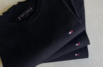 BÁSICA CHIQUETOSA Kit com 3 Camisetas Tommy Hilfiger Essential DE 499 | POR 280,…