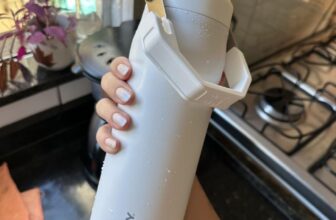 NÃO SE BRINCA COM SUA AGUINHA GELADA Garrafa Aerolight Stanley 710 mL (4 cores) …