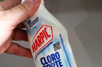 PRA TU DAR UM JEITO NESSE BANHEIROOO Harpic Cloro Forte Desinfetante Sanitário L…