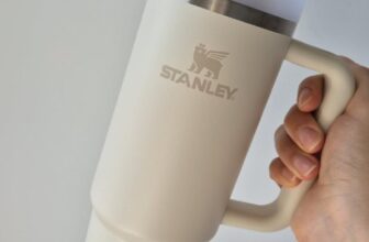 AINDA TÁ NA MODA FICAR HIDRATADO HEIN Stanley Copo Quencher 2.0 887 mL POR 207 n…