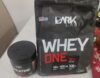 KIT RENDE OS TREINOS Whey One 900g Chocolate + Creatina 300g Dark Lab DE 179 | P…