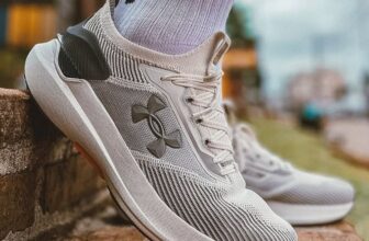 VIRE NO FLASH NO CARDIO Tênis Corrida Charged Under Armour DE 449 | POR 160 no p…