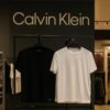 AS BÁSICAS QUE SERVEM PRA TUDO Kit com 2 Camisetas Crew-neck Calvin Klein DE 289…
