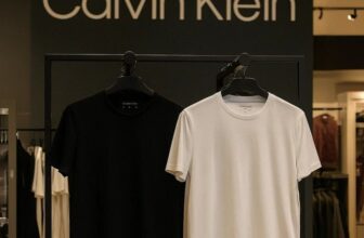 AS BÁSICAS QUE SERVEM PRA TUDO Kit com 2 Camisetas Crew-neck Calvin Klein DE 289…