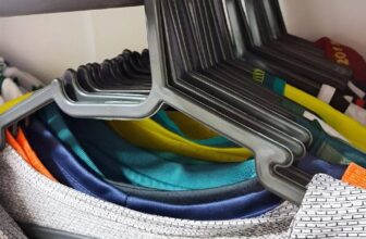 Kit 100 Cabides Pretos Plástico POR 46,99 https://meli.la/2Goe8iu…