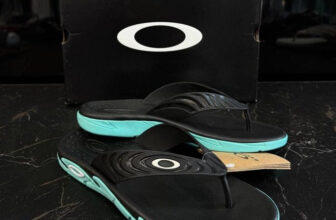 ITEM PREFERIDO DAS MÃES BRASILEIRAS Chinelo Oakley Crowd DE 229 | POR 88 no Pix …