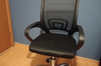 Cadeira de Escritório Diretor Giratória Preta DE 399,90 | POR 189,90 no Pix htt…