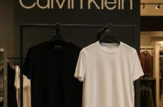 👕 Kit com 2 Camisetas Crew-neck Calvin Klein – Preto…