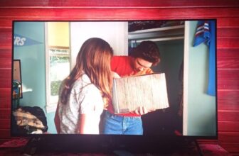 A TV DAS LUZES NO PRECINHO Smart TV Philips Ambilight 50″ 4K Google TV, Dolby Vi…