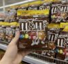 NÃO DURA 1 DIA AQUI EM CASA Chocolate M&M’S Ao Leite 850g  POR 58,41 CUPOM: …