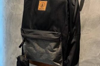 Mochila Volcom + Estojo DE 145 | POR 62 https://meli.la/31ChL3w…