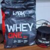 KIT RENDE OS TREINOS Whey One 900g Chocolate + Creatina 300g Dark Lab DE 179 | P…
