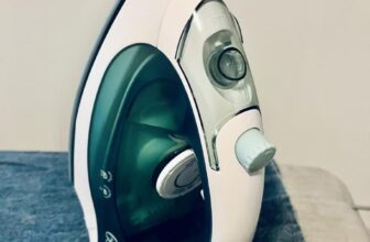 NÃO SAI AMASSADO NÃO MEU FI Ferro de Passar a Vapor Oster Antiaderente Verde – 1…