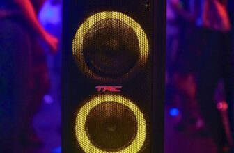 UM SONZÃO POCANDO Caixa de Som Amplificada Portátil com Bluetooth 1000W RMS DE 9…