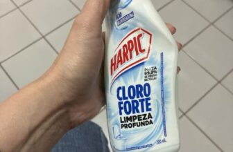 PRA DAR AQUELE JEITO NO BANHEIRO Harpic Cloro Forte Desinfetante Sanitário Líqui…