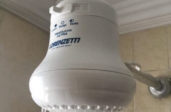 NESSE CALOR É PELO MENOS 2X EMBAIXO DELE Chuveiro Elétrico Branco Maxi Ducha Lor…