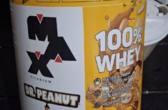 DOCE DE LEITE ACABOU! AGORA É PAÇOCA 100% Whey Max Titanium x Dr. Peanut (900g),…