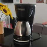 TOMA-LHE A CAFETEIRA BLACK+DECKER Cafeteira Elétrica com Jarra em Inox, 220V DE …