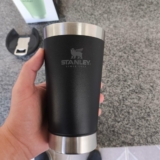 SALVA AQUELA GELADINHA POR MAIS TEMPO Copo Térmico Com Tampa) Stanley 473mL DE 1…