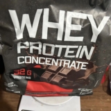 O KILO DE CHOCOLATE QUE FORTALECE Whey Protein Concentrado 1kg Chocolate Dark La…