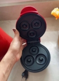 FAÇA VOCÊ MESMO ESSA DELÍCIA Mini Máquina de Donuts Elétrica 3 Furos – 110V DE 1…