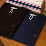 96 CADA TÁ VALENDO SOLTAR O PIX Kit com 2 Camisetas Tommy Hilfiger Essential POR…