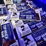 DOCINHO PROTEICO Top Whey Bar Max Titanium Sabor Brigadeiro C/12 Unidades DE 78 …