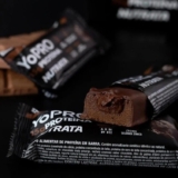 PRA BATER AS PROTEÍNAS DO DIA Barra YoPRO Sabor Chocolate – Nutrata Display C/ 1…
