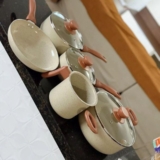 AQUI TUA COZINHA FICA PROFISSA Jogo com 5 Panelas de Revestimento Cerâmica com T…