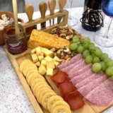 PRA A NOITCHE DE QUEIXOS E VÎNHÔS Kit Petisqueira Em Bambu + Espátulas DE 99  PO…