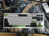 PROS GAMERS DE PLANTÃO! Teclado Mecânico Sem Fio Aula F87 Rgb – Branco DE 326 | …