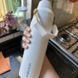 NÃO SE BRINCA COM SUA AGUINHA GELADA Garrafa Aerolight Stanley 710 mL (4 cores) …