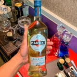 ESSA HORA JÁ PODE? Vermute Martini Bianco 750ml DE 51 | POR 37,77 https://amzn.t…