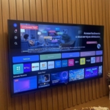 A BRABA DA SAMSUNG Samsung Smart TV 50″ Crystal UHD 4K U8100F 2025 POR 1.799 no …