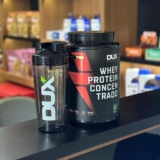 DUX, O GOSTOSO Kit Dux Whey Protein Concentrado 900g + Coqueteleira Fumê 800ml D…