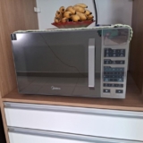 GRANDINHO MODELO ESPELHADOForno Micro-ondas 35L Prata Espelhado Midea 127V DE 75…