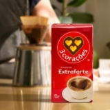 UM BOM CAFÉ AQUECE O CORAÇÃO DE QUALQUER UM  3 Corações Café Torrado e Moído Ext…