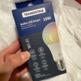 CONTROLE A ILUMINAÇÃO PELO CELULAR Tramontina Lâmpada Smart​ LED 10W RGB DE 52,4…