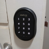A CHAVE TU NÃO PERDE MAIS Fechadura Digital De Sobrepor Fr 102 Preto Intelbras D…