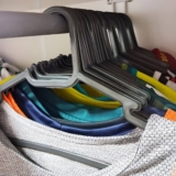 ORGANIZE ESSE GUARDA ROUPA Kit 50 Cabide Adulto Reforçado DE 40 | POR 22,99 http…