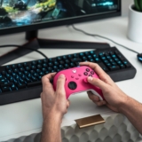 OUTUBRO USAMOS ROSA! Controle Xbox Series Deep Pink DE 799 | POR 299,90 até 7x C…