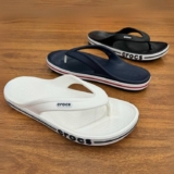 TEM QUEM GOSTA Chinelo Crocs Bayaband Flip White/navy DE 219 | POR 130 no Pix CU…