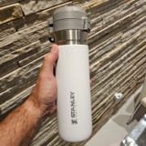 SUA BEBIDA GELADA POR MUITO TEMPO Garrafa Térmica Quick Flip Stanley 710ml DE 21…