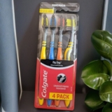 ESCOVE OS DENTIN 4 unid. Escova Dental Colgate ZigZag Carvão POR 14,75 Selecione…