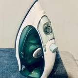 ROUPA SEM AMASSOFerro de Passar Oster 127V DE 99 | POR 80,90 em 2x https://amzn….