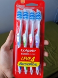 SEJA O ORGULHO DOS DENTISTAS Escova de Dente Colgate Classic Clean Macia – 4 uni…